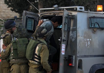 الاحتلال يعتقل ثلاثة مواطنين جنوب نابلس