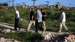 بيت لحم: مستوطنون يهاجمون مزارعين في قرية المنية ويسرقون المحصول الزراعي