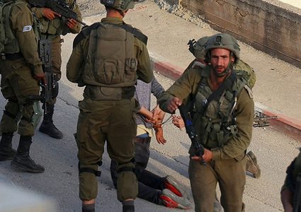 الاحتلال يعتقل 3 مواطنين من القدس ومخيم قلنديا