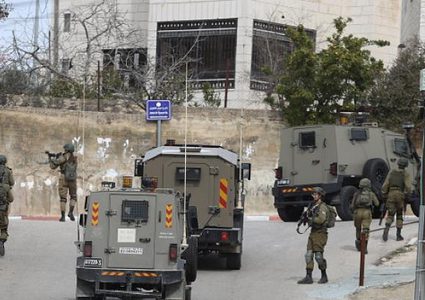 الاحتلال يصيب طفلة ويعتقل أربعة مواطنين في الخليل
