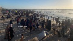 غزيون يلجأون للبحر- رغم استمرار الحرب- هربا من حر الخيام
تصوير: أسامة كحلوت