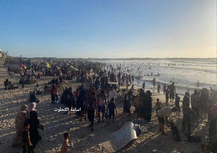 غزيون يلجأون للبحر- رغم استمرار الحرب- هربا من حر الخيام
تصوير: أسامة كحلوت