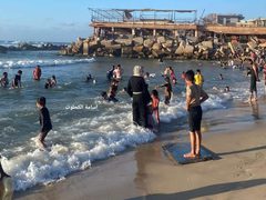 غزيون يلجأون للبحر- رغم استمرار الحرب- هربا من حر الخيام
تصوير: أسامة كحلوت