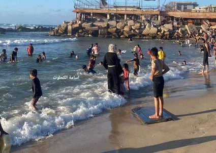 غزيون يلجأون للبحر- رغم استمرار الحرب- هربا من حر الخيام
تصوير: أسامة كحلوت