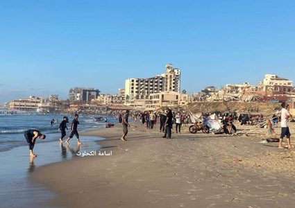 غزيون يلجأون للبحر- رغم استمرار الحرب- هربا من حر الخيام
تصوير: أسامة كحلوت