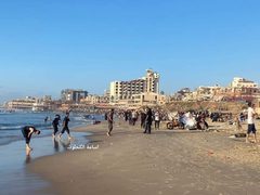 غزيون يلجأون للبحر- رغم استمرار الحرب- هربا من حر الخيام
تصوير: أسامة كحلوت