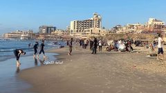 غزيون يلجأون للبحر- رغم استمرار الحرب- هربا من حر الخيام
تصوير: أسامة كحلوت