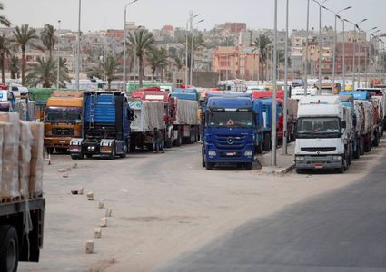 لأول مرة منذ هجوم رفح.. بدء دخول شاحنات مساعدات إلى غزة عبر كرم أبو سالم