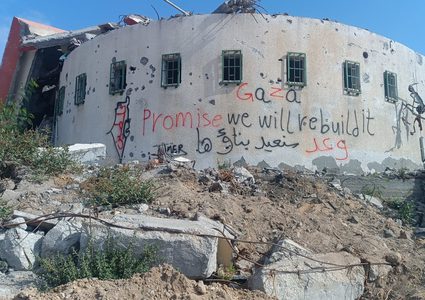 "وعد بنعمرها"... عبارة انتشرت على ركام المنازل المدمرة شرق مدينة غزة