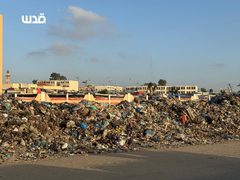 جبال من النفايات الصلبة ببن خيام النازحين في مواصي خانيونس تتسبب بانتشار الأمراض