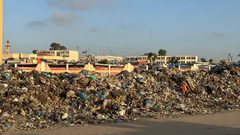 جبال من النفايات الصلبة ببن خيام النازحين في مواصي خانيونس تتسبب بانتشار الأمراض