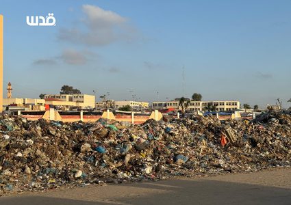 جبال من النفايات الصلبة ببن خيام النازحين في مواصي خانيونس تتسبب بانتشار الأمراض
