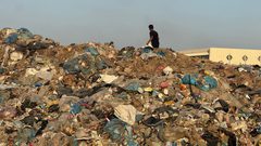 جبال من النفايات الصلبة ببن خيام النازحين في مواصي خانيونس تتسبب بانتشار الأمراض