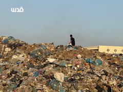 جبال من النفايات الصلبة ببن خيام النازحين في مواصي خانيونس تتسبب بانتشار الأمراض