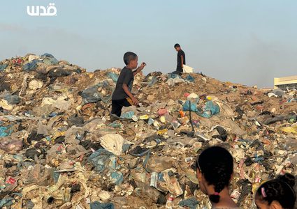 جبال من النفايات الصلبة ببن خيام النازحين في مواصي خانيونس تتسبب بانتشار الأمراض