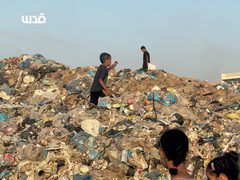 جبال من النفايات الصلبة ببن خيام النازحين في مواصي خانيونس تتسبب بانتشار الأمراض