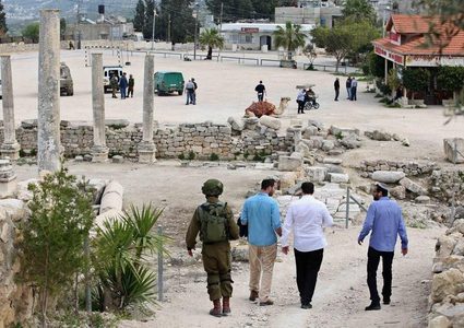 مستوطنون يعتدون على اصحاب المحال التجارية في سبسطية