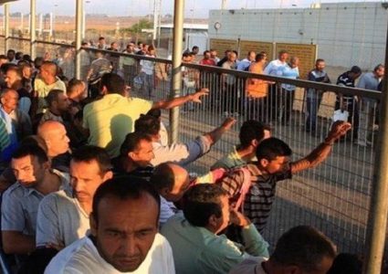 في ظل غياب الحكومة والنقابات- العمال ينتظرون قرارا اسرائيليا للعمل من جديد