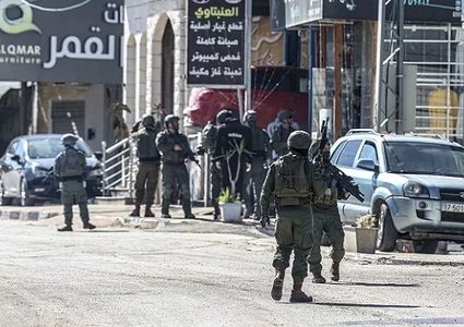 الاحتلال يعتقل شابا ويداهم مغسلة مركبات شرق قلقيلية