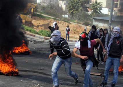 إصابات بالاختناق عقب اقتحام الاحتلال مخيم الفوار جنوب الخليل