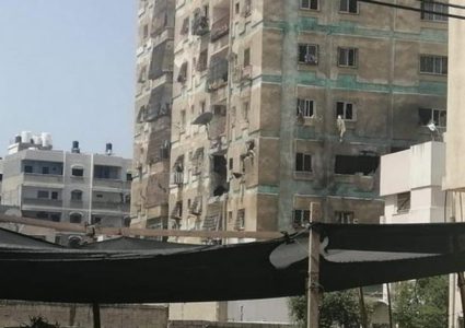 ثلاث إصابات جراء استهداف الاحتلال شقة سكنية في مدينة غزة