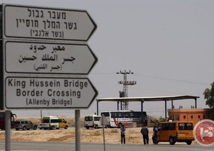 الاحتلال يعتقل مواطنا على معبر الكرامة