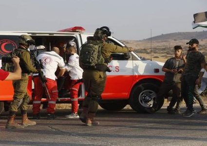 مستوطنون يهاجمون مركبة إسعاف وقوات الاحتلال تحتجز أخرى جنوب نابلس
