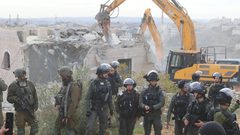 الاحتلال يهدم منزلا من طابقين في قرية جلبون شرق جنين