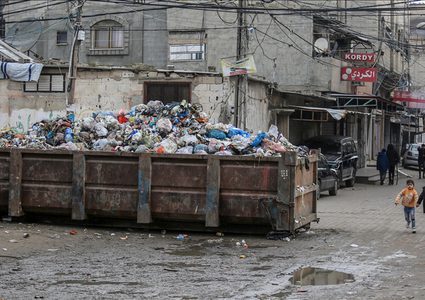 بسبب الحرب .. أطفال غزة وأسرهم يعيشون بجانب مكبّات النفايات