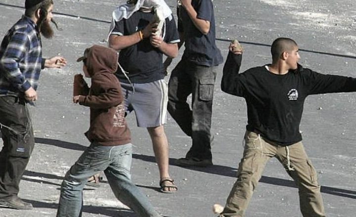 مستوطنون يهاجمون مركبات المواطنين قرب مدخل البيرة الشمالي