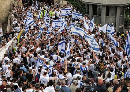 شرطة الاحتلال تسمح للمستوطنين بتنظيم مسيرة الأعلام الاستفزازية في القدس