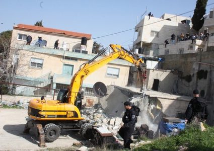 الاحتلال يهدم محال تجارية في بلدة سلوان