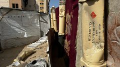 شاهد بالصور| بمخلفات الحرب الإسرائيلية النازحون في خان يونس يبنون خيامهم