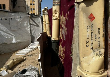 شاهد بالصور| بمخلفات الحرب الإسرائيلية النازحون في خان يونس يبنون خيامهم