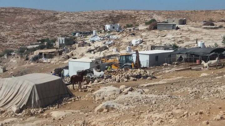 الاحتلال يهدم مسكنا من الصفيح وحظيرة أغنام ويسلم إخطارات بهدم منازل في مسافر يطا