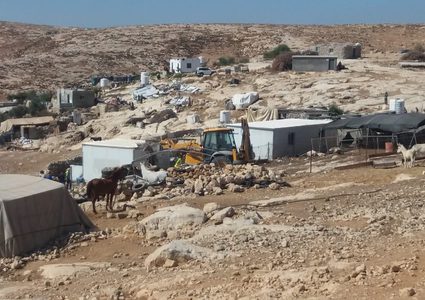 الاحتلال يهدم مسكنا من الصفيح وحظيرة أغنام ويسلم إخطارات بهدم منازل في مسافر يطا