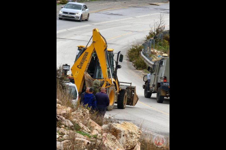 الاحتلال يصادر معدات بناء ومستوطنون يعتدون على العمال في قراوة بني حسان