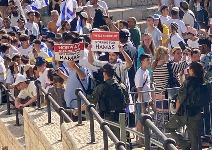 آلاف المستوطنين يشاركون بـ"مسيرة الأعلام" ويقتحمون القدس