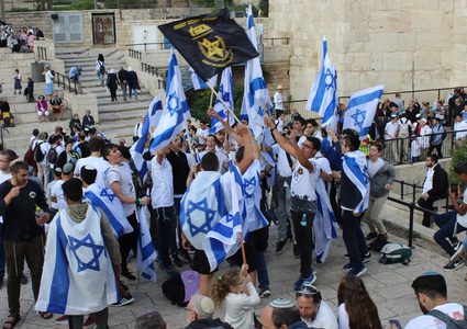 مسيرات وصلوات للمستوطنين ورفع الاعلام الإسرائيلية