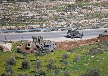 مستوطنون يجرفون أراضي بواد قانا غرب سلفيت