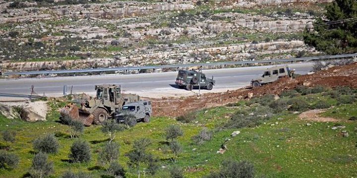 مستوطنون يجرفون أراضي بواد قانا غرب سلفيت