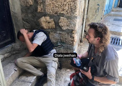 إصابة الصحفي سيف القواسمي نتيجة اعتداء المستوطنين عليه في القدس المحتلة.