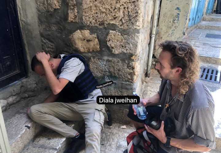 إصابة الصحفي سيف القواسمي نتيجة اعتداء المستوطنين عليه في القدس المحتلة.