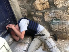 إصابة الصحفي سيف القواسمي نتيجة اعتداء المستوطنين عليه في القدس المحتلة.