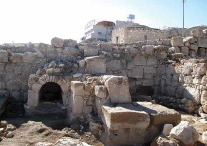 مستوطنون بحماية قوات الاحتلال يقتحمون موقعا أثريا في الخليل