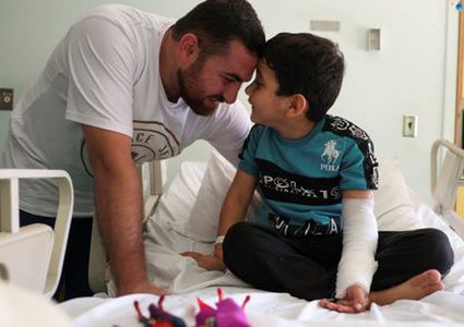 آدم يخرُج إلى حياةٍ جديدةٍ في بيروت بعد أن كاد القصف يفتك به في غزة