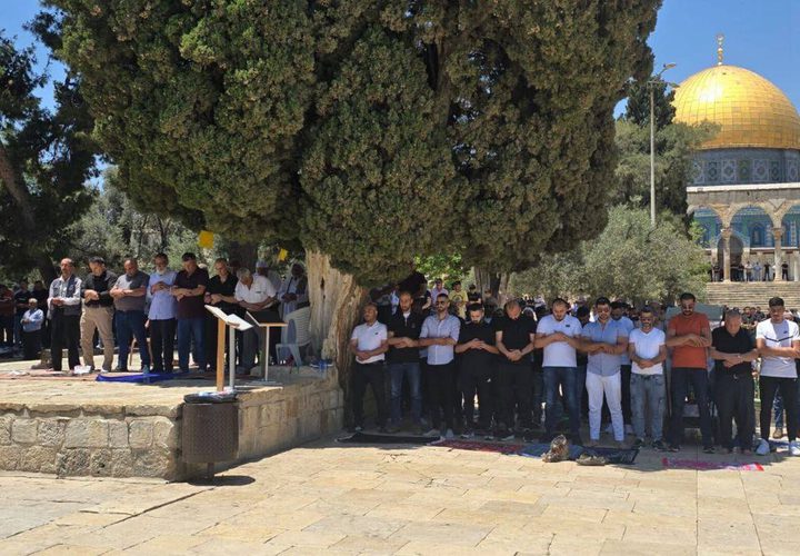 عشرات الآلاف يأدون صلاة الجمعة وأول أيام ذي الحجة في المسجد الأقصى المبارك
