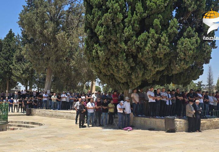 عشرات الآلاف يأدون صلاة الجمعة وأول أيام ذي الحجة في المسجد الأقصى المبارك