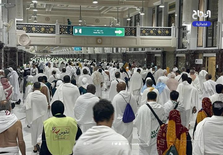 حجاج بيت الله الحرام يؤدون طواف القدوم حول الكعبة