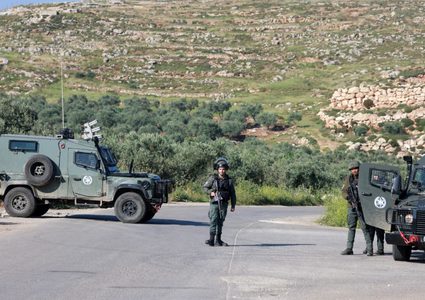 الاحتلال ينصب حاجزا عسكريا عند مدخل عين سينيا شمال رام الله